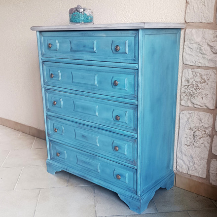 Commode 5 tiroirs bleu curaçao patinée et reflets Or.