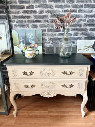 Commode sauteuse style Louis XV patinée beige lin