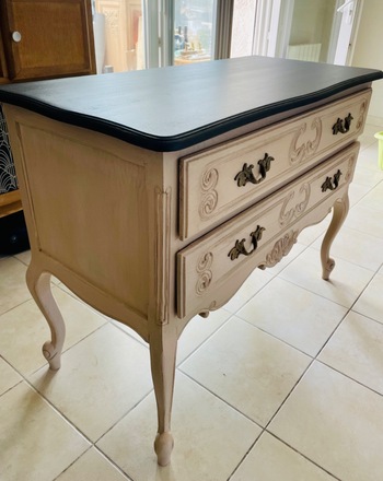 Commode sauteuse style Louis XV patinée beige lin