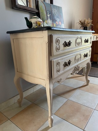 Commode sauteuse style Louis XV patinée beige lin