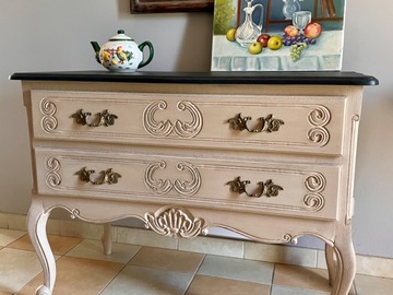 Vente avec paiement en ligne: Commode sauteuse style Louis XV patinée beige lin