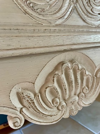 Commode sauteuse style Louis XV patinée beige lin