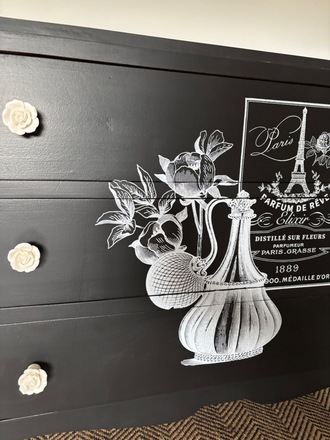 Commode noire mat et poignées de rose