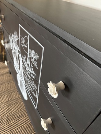 Commode noire mat et poignées de rose
