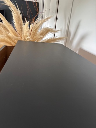 Commode noire mat et poignées de rose
