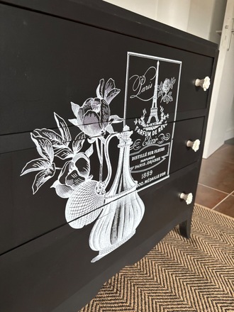 Commode noire mat et poignées de rose