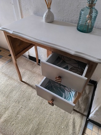 Bureau bois et blanc écume