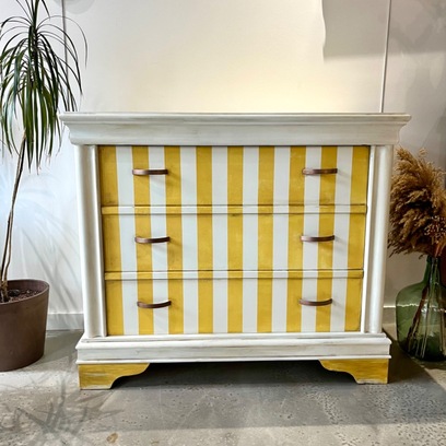 Vente avec paiement en ligne: Commode rayée jaune et patinée