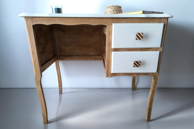 Bureau bois et blanc écume