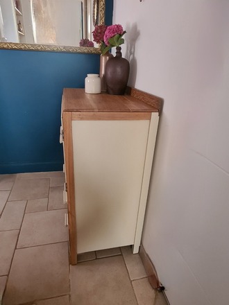 Ancienne petite commode d'internat bois et camomille