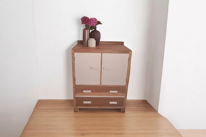 Ancienne petite commode d'internat bois et camomille