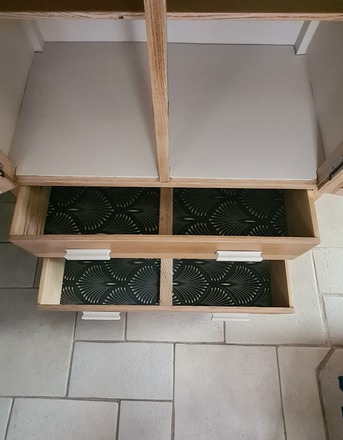 Ancienne petite commode d'internat bois et camomille