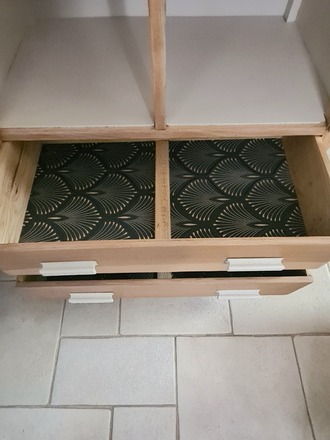 Ancienne petite commode d'internat bois et camomille
