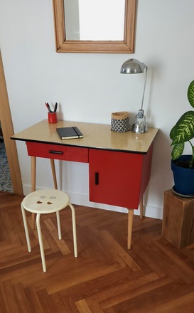 Bureau vintage rouge et formica jaune