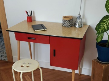 Vente avec paiement en ligne: Bureau vintage rouge et formica jaune