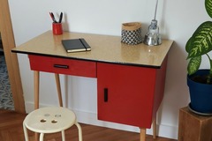 Vente avec paiement en ligne: Bureau vintage rouge et formica jaune