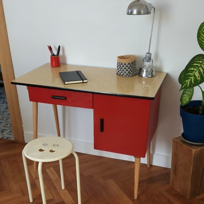 Vente avec paiement en ligne: Bureau vintage rouge et formica jaune