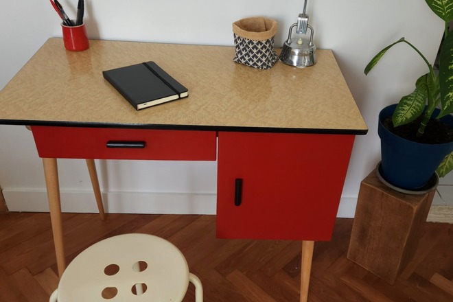 Bureau vintage rouge et formica jaune