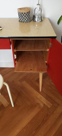 Bureau vintage rouge et formica jaune