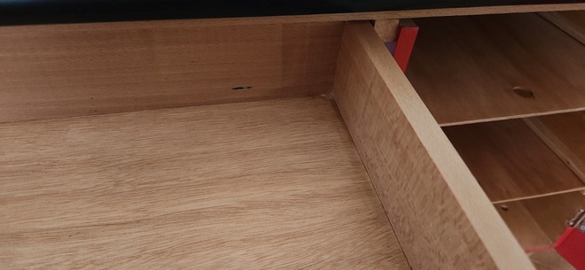 Bureau vintage rouge et formica jaune