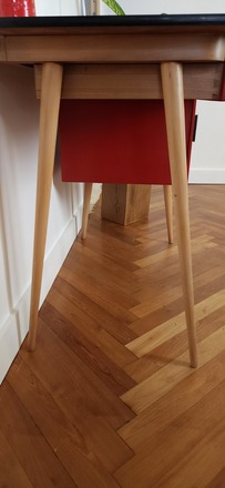 Bureau vintage rouge et formica jaune