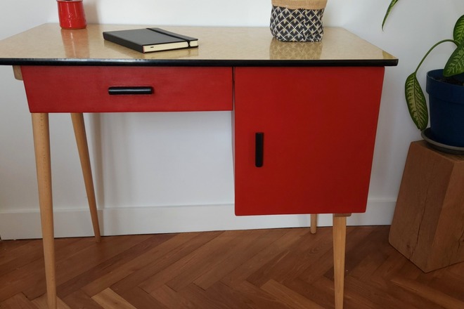 Bureau vintage rouge et formica jaune