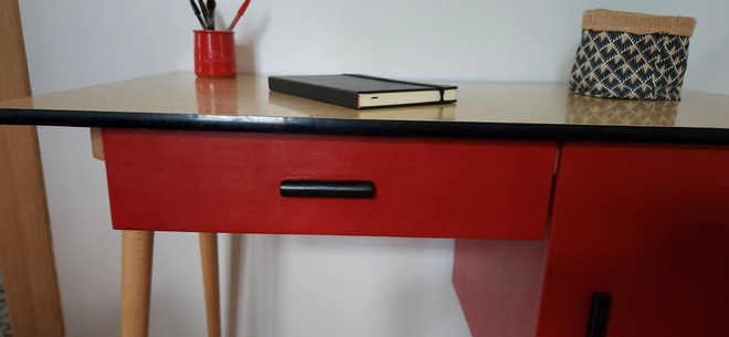 Bureau vintage rouge et formica jaune