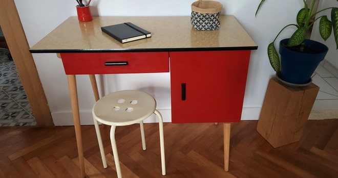 Bureau vintage rouge et formica jaune