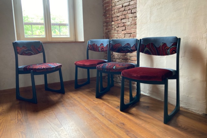 Lot de 4 chaises vintage structure traineau tissu velours