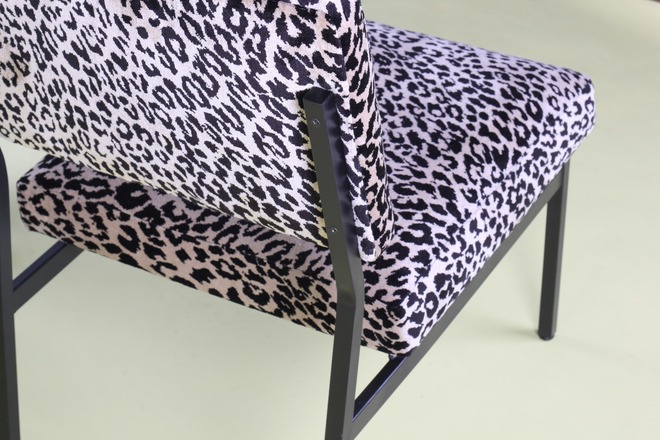 Fauteuil / Chauffeuse vintage modernisée tissu léopard