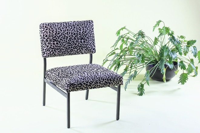 Fauteuil / Chauffeuse vintage modernisée tissu léopard