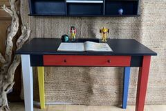 Vente avec paiement en ligne: Bureau ancien aux couleurs primaires