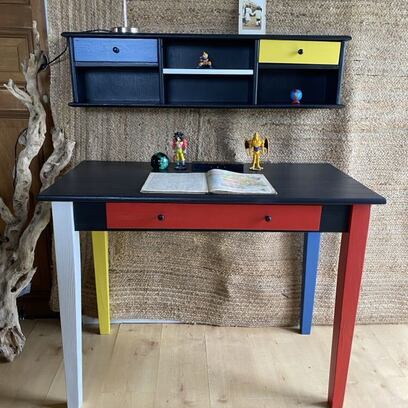 Vente avec paiement en ligne: Bureau ancien aux couleurs primaires