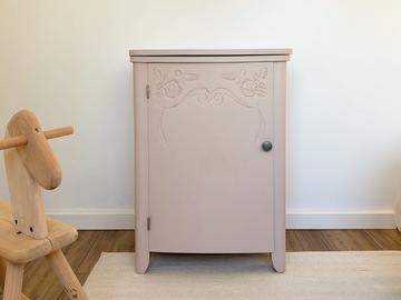 Vente avec paiement en ligne: Petit buffet / ancien meuble de couture rose liberté