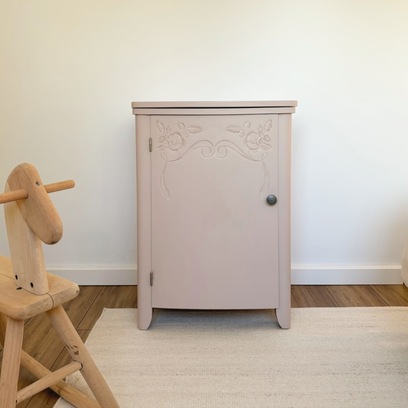 Vente avec paiement en ligne: Petit buffet / ancien meuble de couture rose liberté