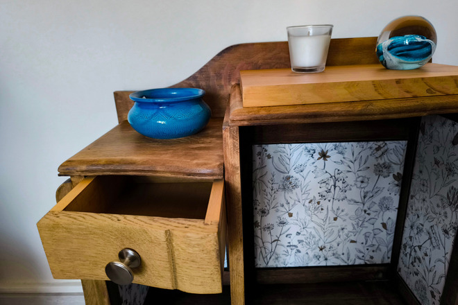 Chevet art déco en bois intérieur fleuri