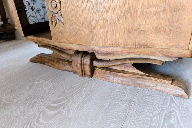 Chevet art déco en bois intérieur fleuri