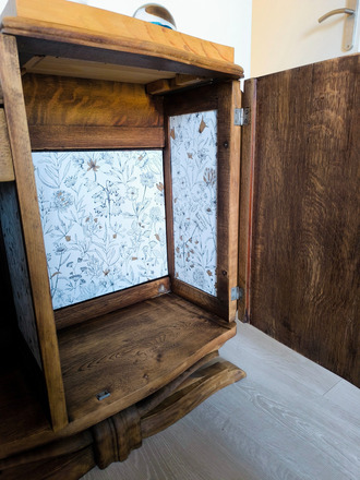Chevet art déco en bois intérieur fleuri