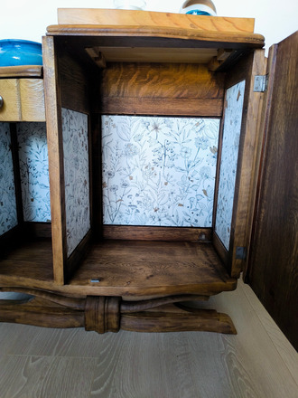 Chevet art déco en bois intérieur fleuri