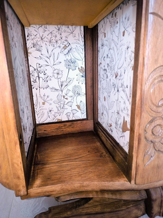 Chevet art déco en bois intérieur fleuri