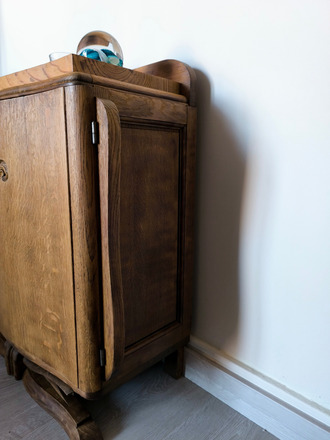 Chevet art déco en bois intérieur fleuri