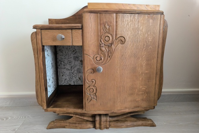 Chevet art déco en bois intérieur fleuri