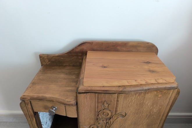 Chevet art déco en bois intérieur fleuri