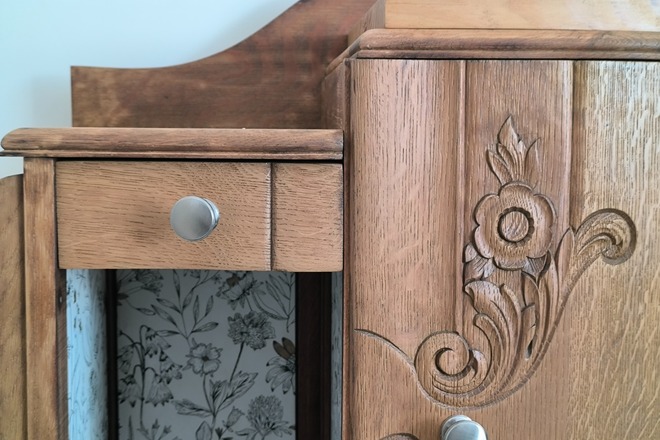 Chevet art déco en bois intérieur fleuri