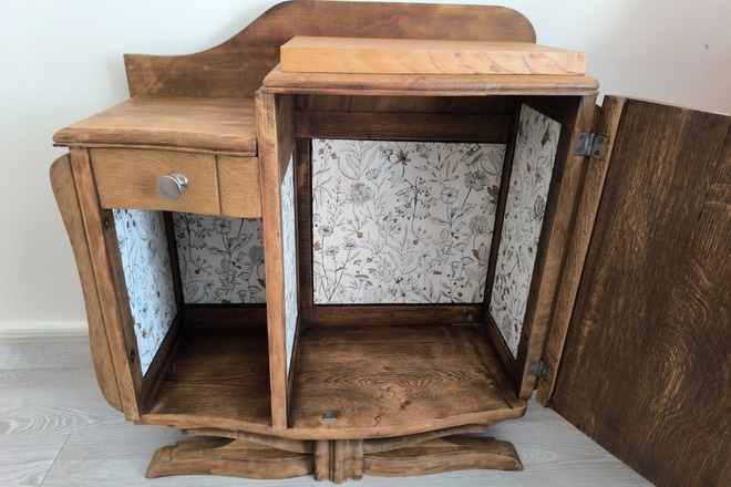 Chevet art déco en bois intérieur fleuri