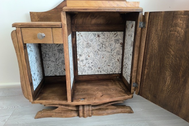 Chevet art déco en bois intérieur fleuri
