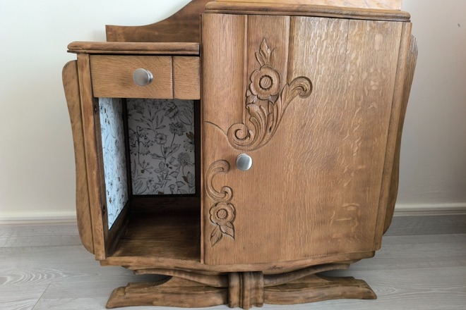 Chevet art déco en bois intérieur fleuri