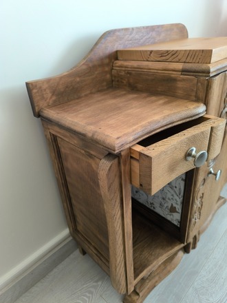 Chevet art déco en bois intérieur fleuri