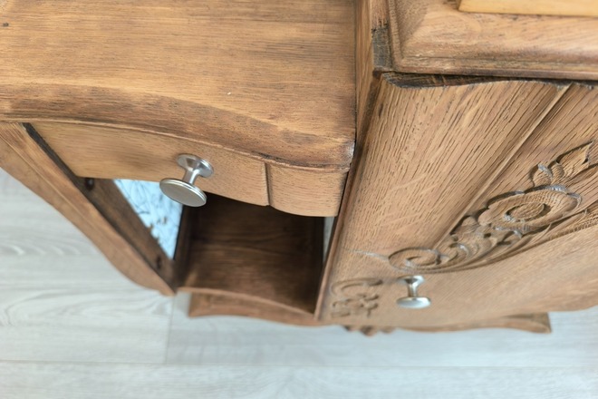 Chevet art déco en bois intérieur fleuri