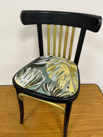 Chaise Bistrot relookée jaune dorée